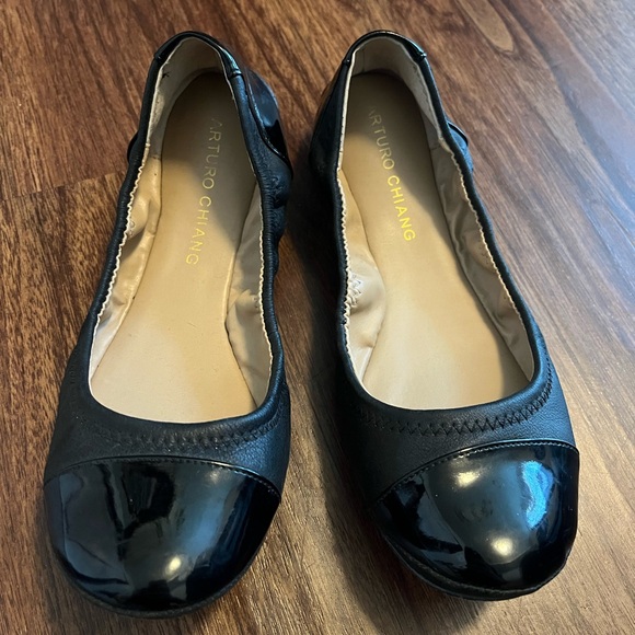 Arturo Chiang black flats. Leather upper, man made lining/sole. Size 8M/38. - Picture 4 of 4